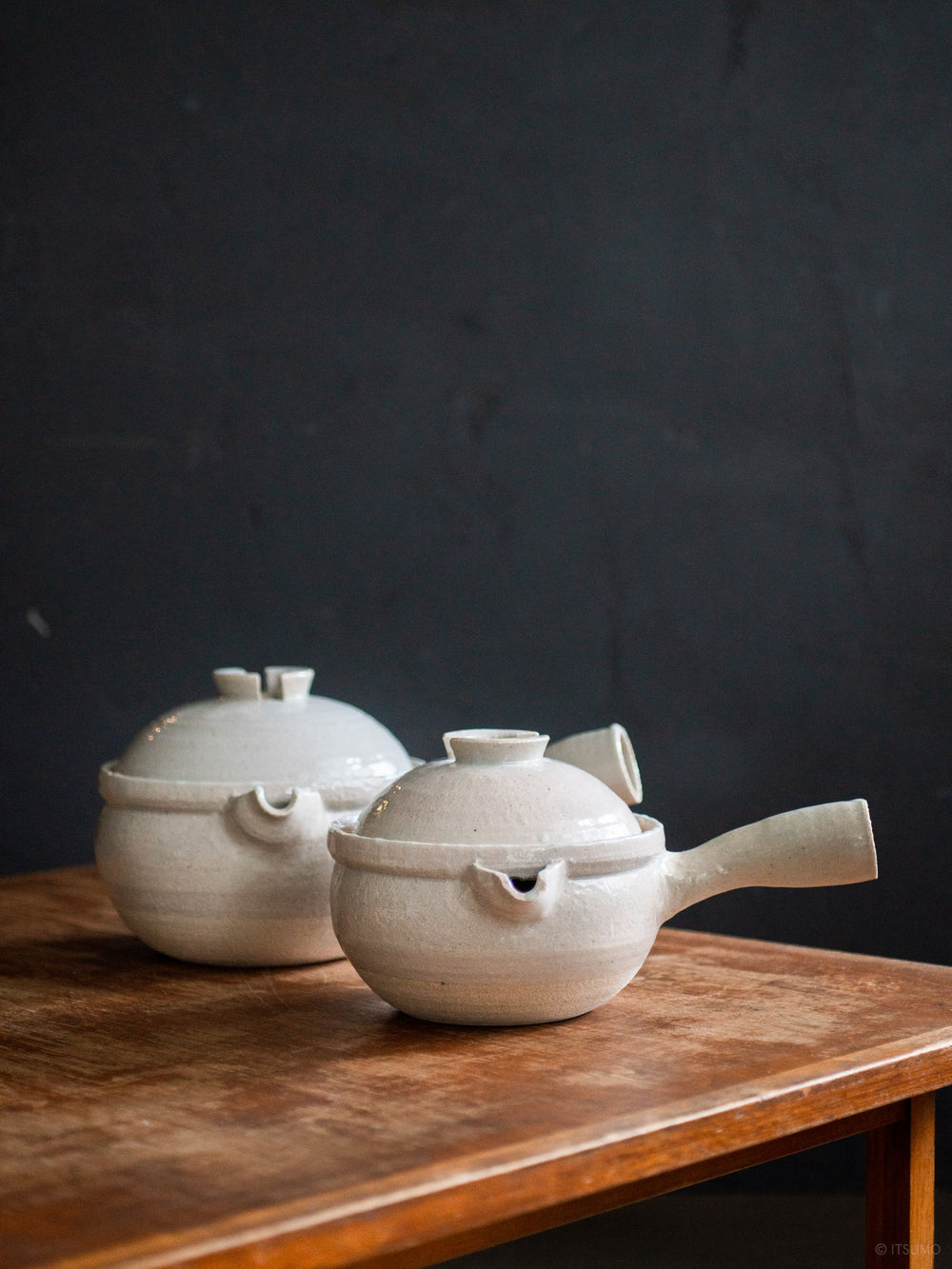 An 18cm and 15cm Azmaya iga yukihira pot in sekkai glaze