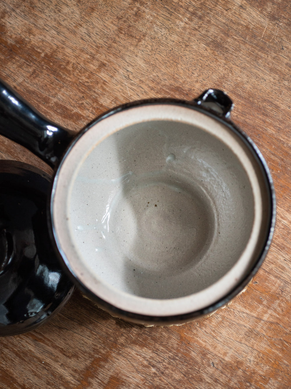 White inside of Azmaya's iga yukihira pot in kuroame glaze
