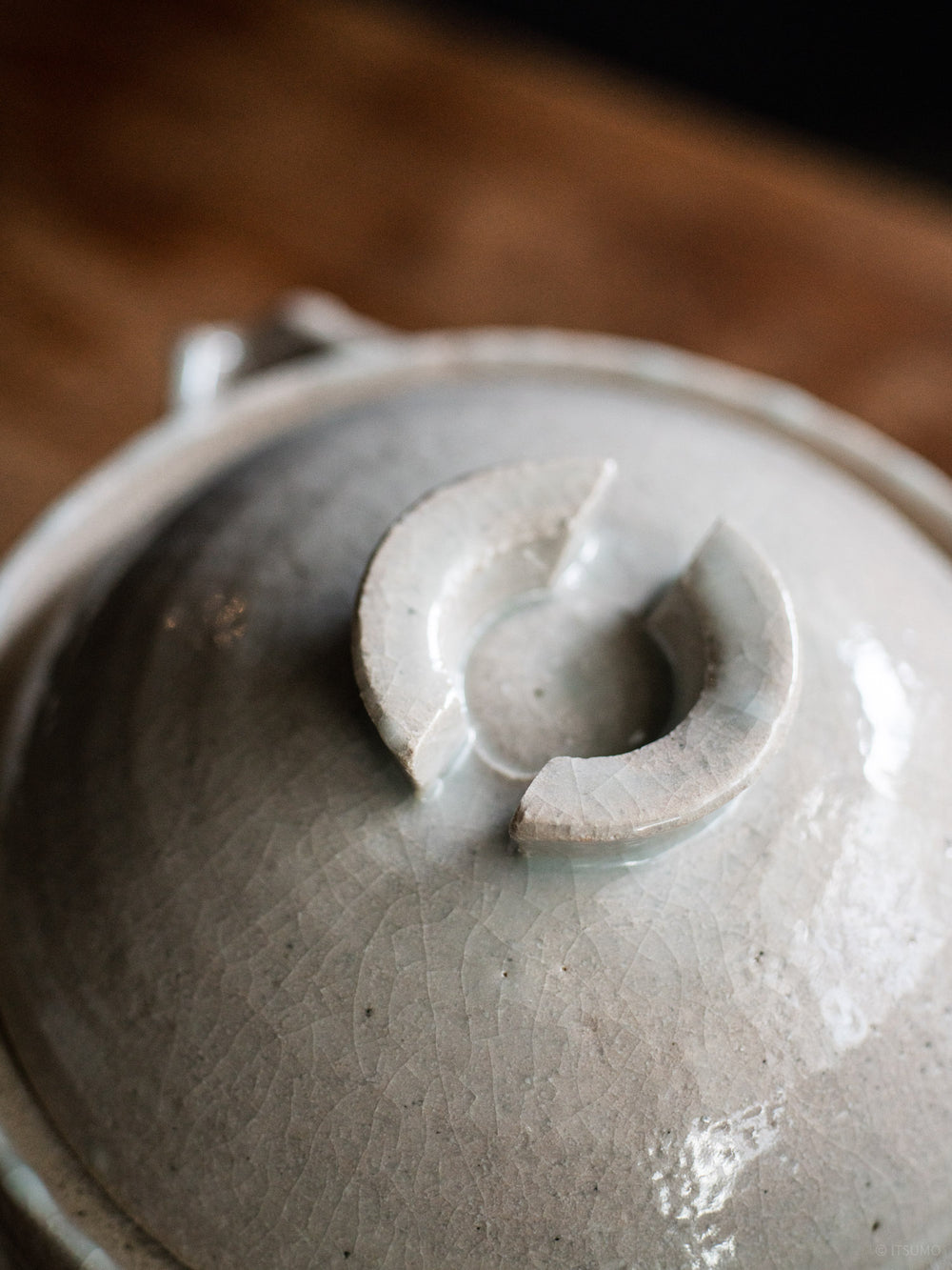 Top raised round circle detail of Azmaya's iga yukihira pot in sekkai glaze
