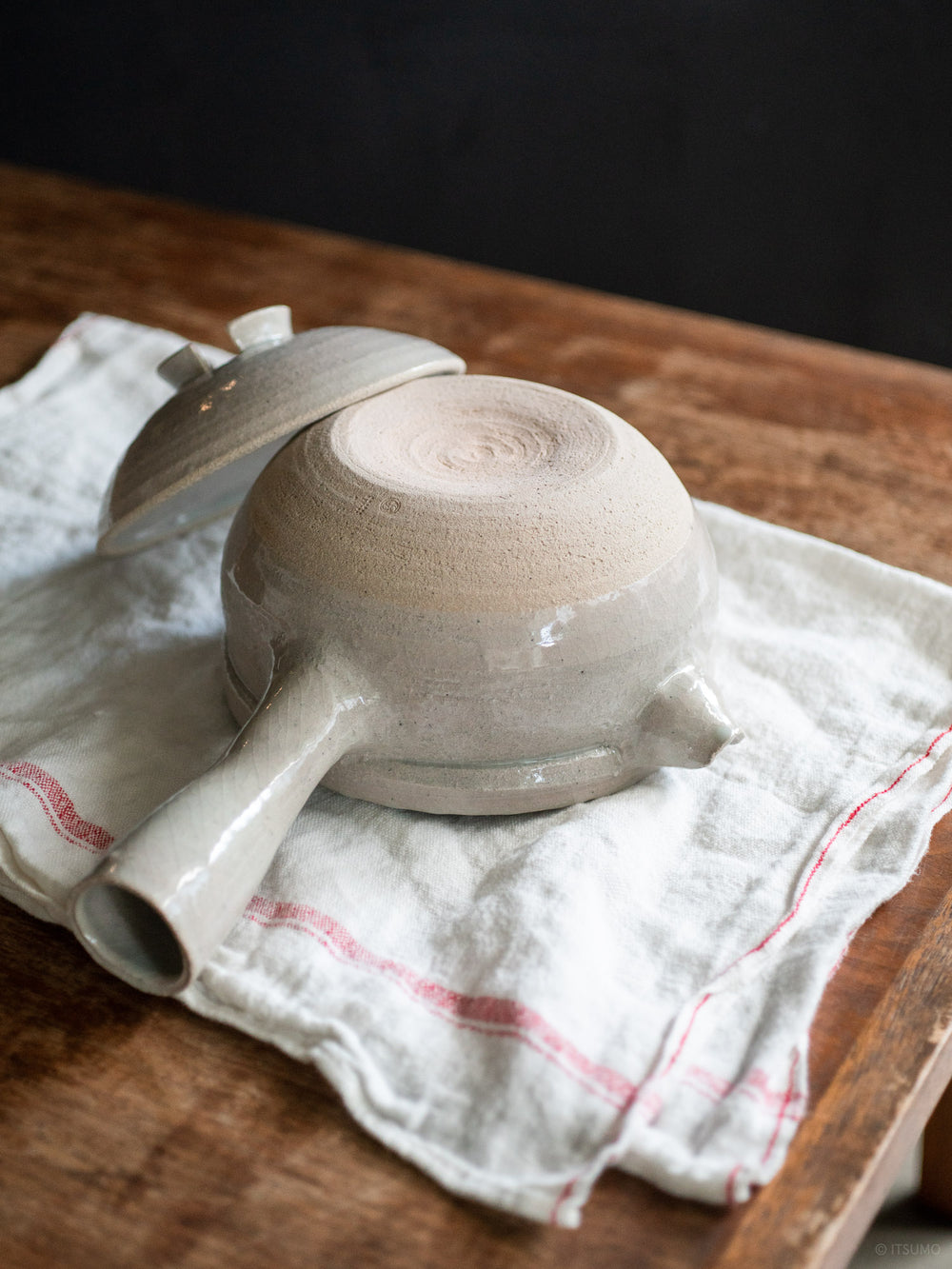 Upside down iga yukihira pot in sekkai glaze, showing an unglazed bottom