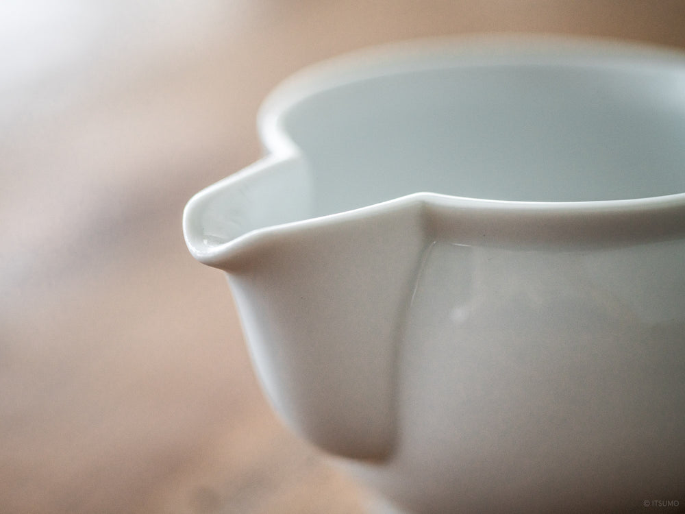 Azmaya white porcelain citrus juicer spout