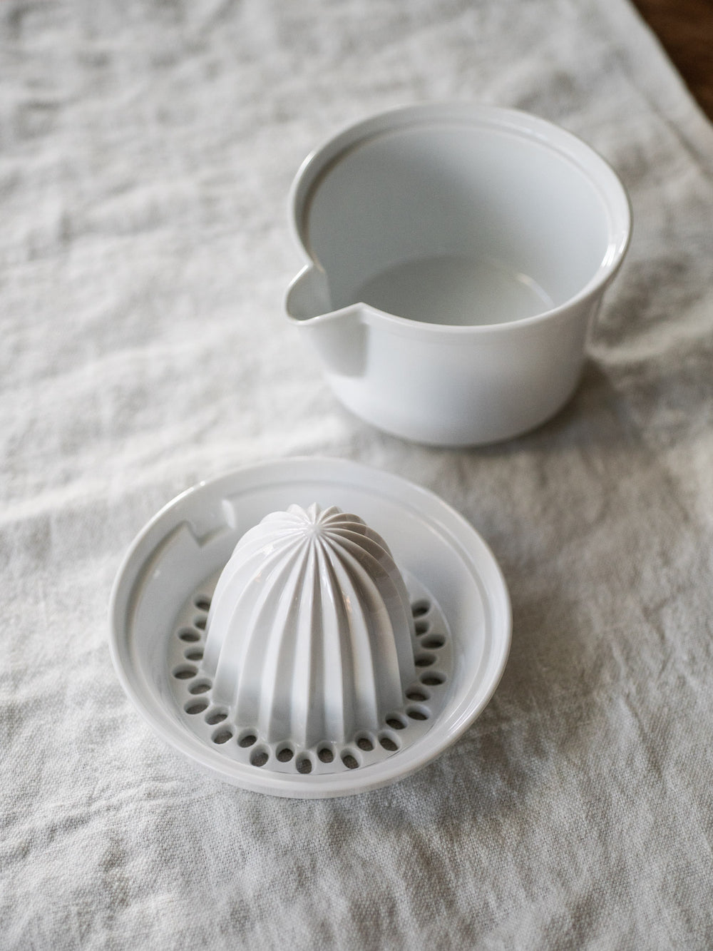 Azmaya large porcelain citrus juicer with spout and removable lid