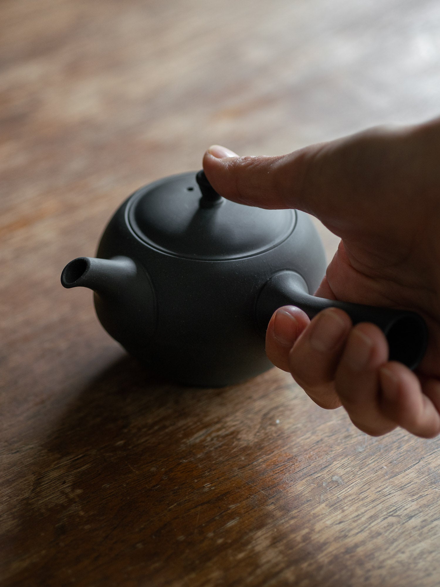 Round Teapot with Side Handle