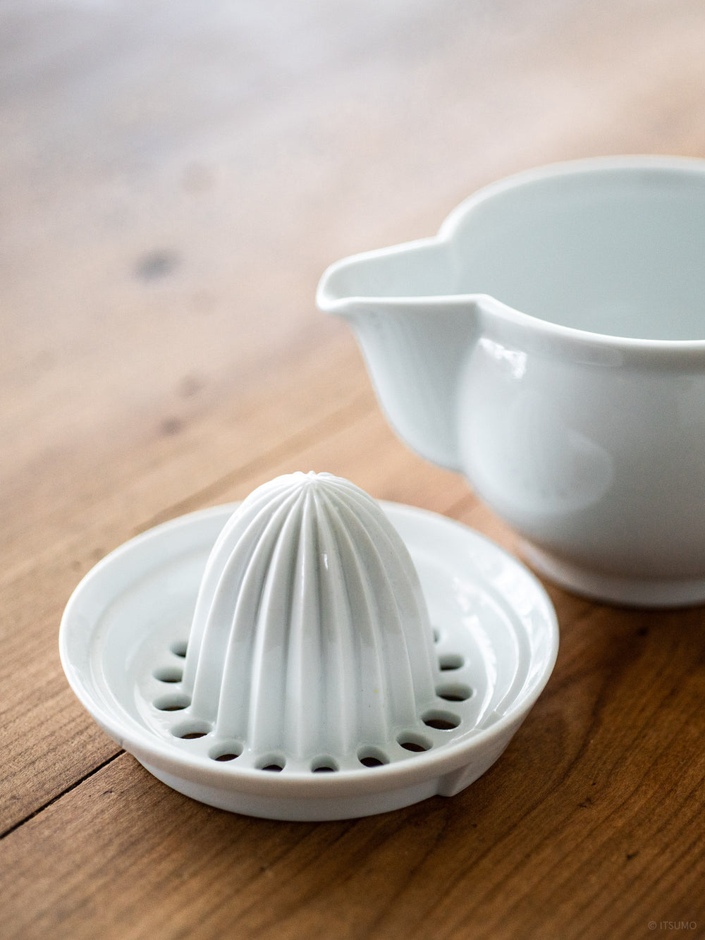 Azmaya white porcelain citrus juicer with removable top