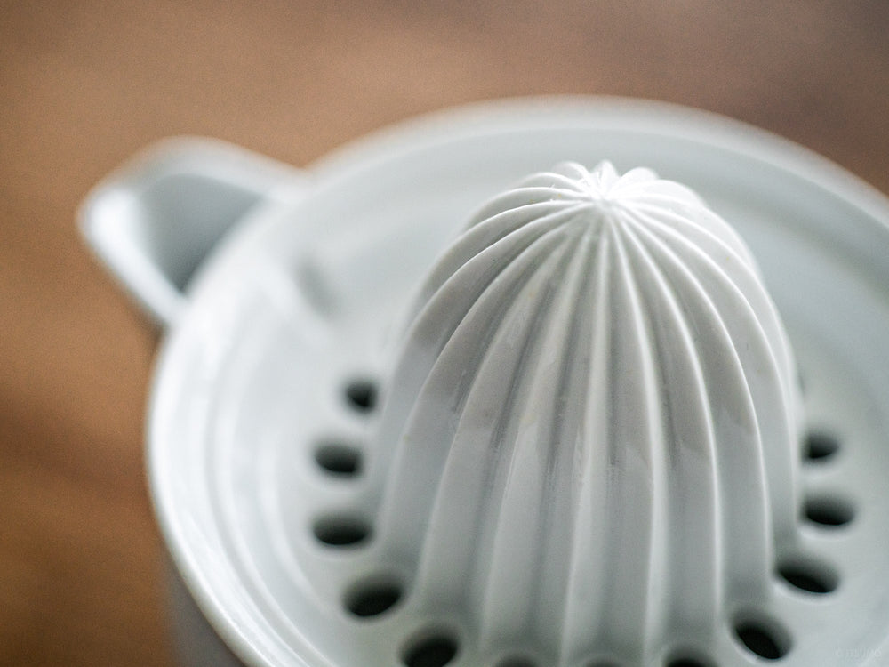 Azmaya white porcelain citrus juicer