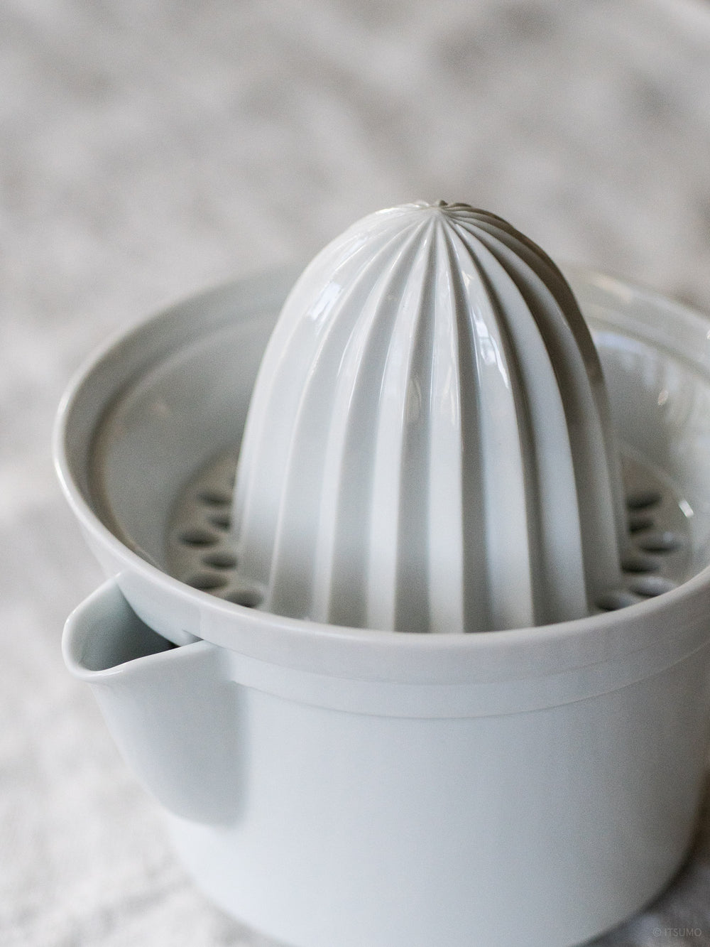 Azmaya large porcelain citrus juicer close up of ceramic top and grooves in the lid to catch seeds