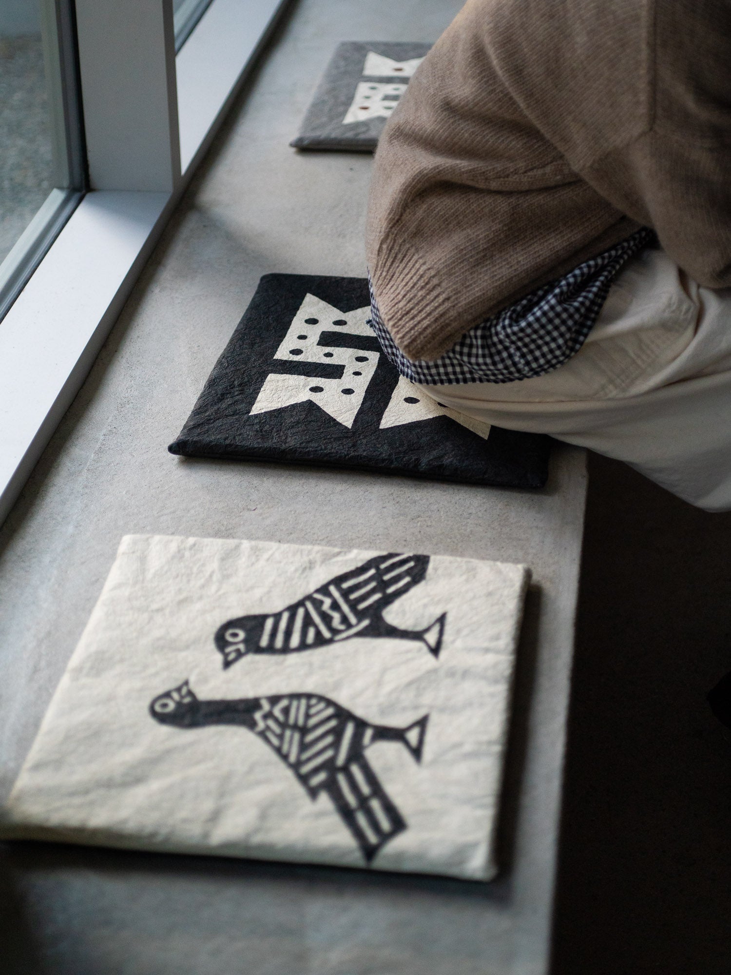 Washi Kakuza Paper Cushion – Design 3 Black