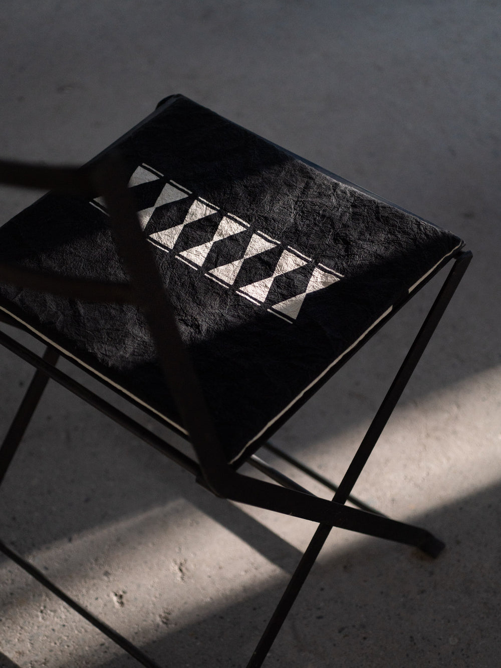 Washi Kakuza Paper Cushion – Black Bird