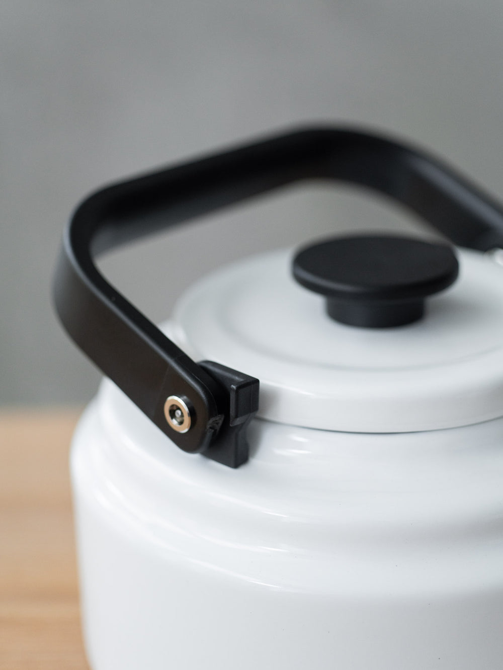 Amu Enamel Kettle – White