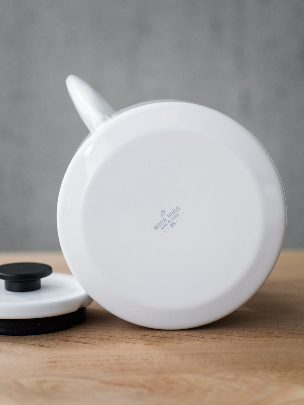 Amu Enamel Kettle – White