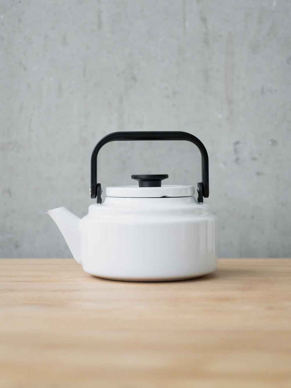 Amu Enamel Kettle – White