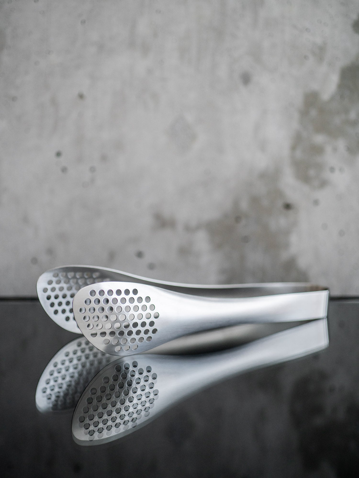 http://itsumo.ca/cdn/shop/files/sori-yanagi-stainless-steel-tongs-kitchen.jpg?v=1691855482&width=2048