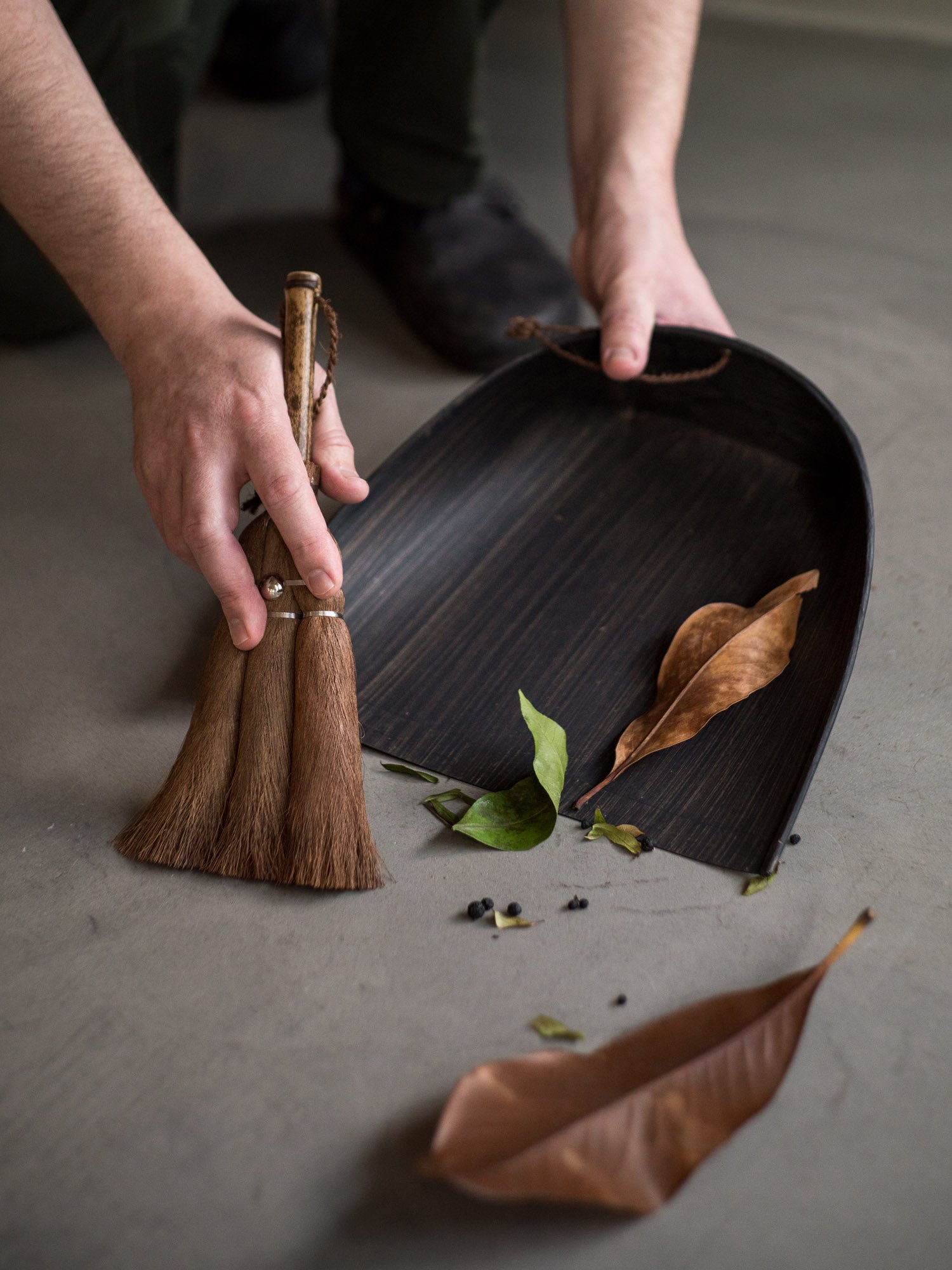 Shuro Handy Broom with Hinoki Handle