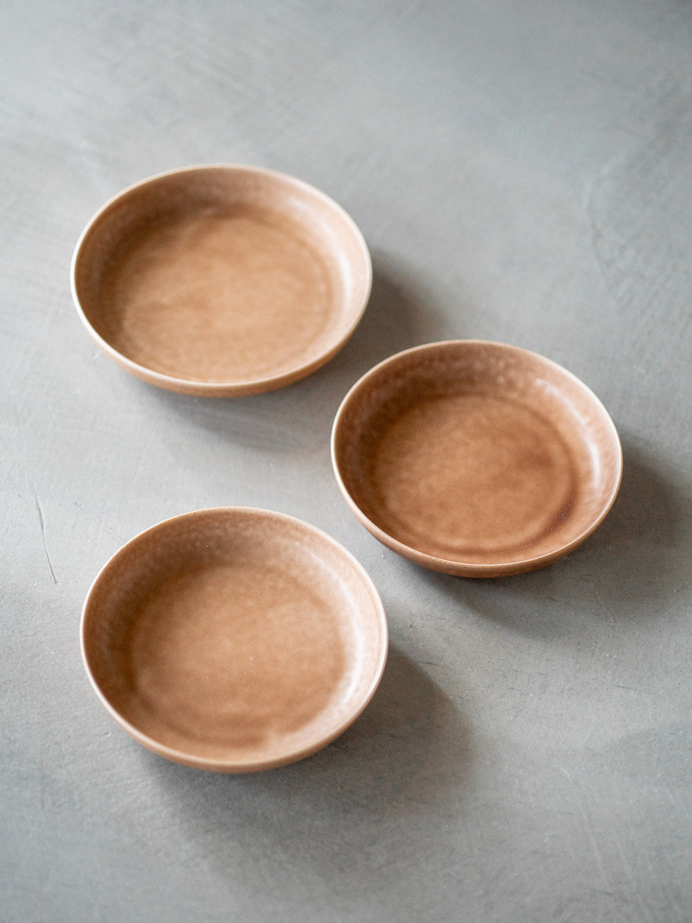 ReIRABO Round Plate – Warm Soil Brown