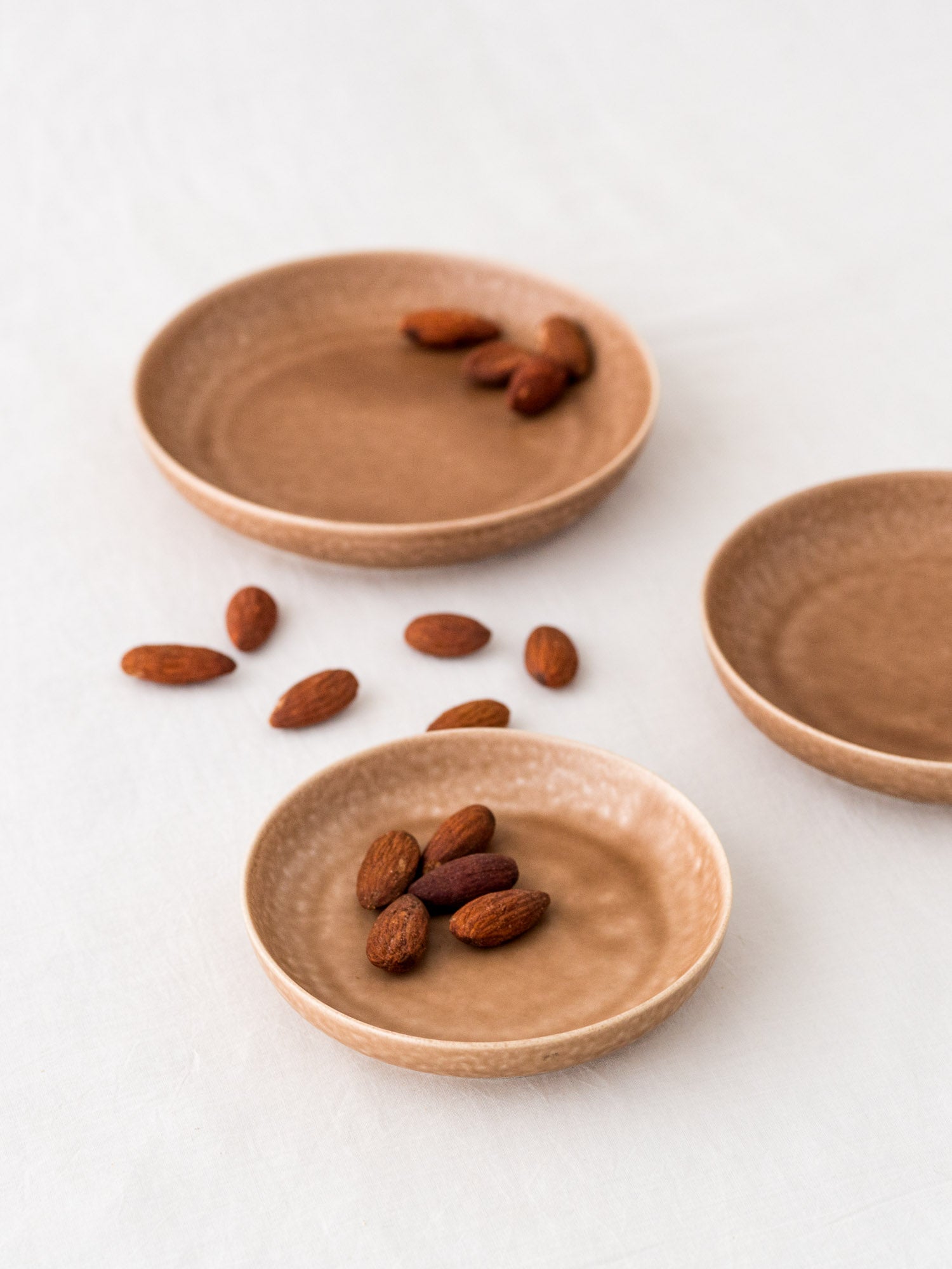 ReIRABO Round Plate – Warm Soil Brown