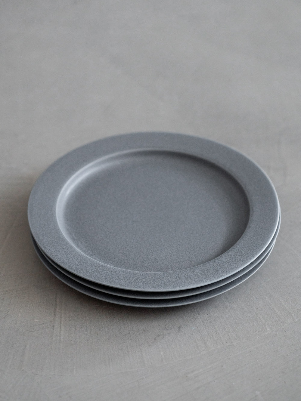 Unjour Plate – Rainy Grey