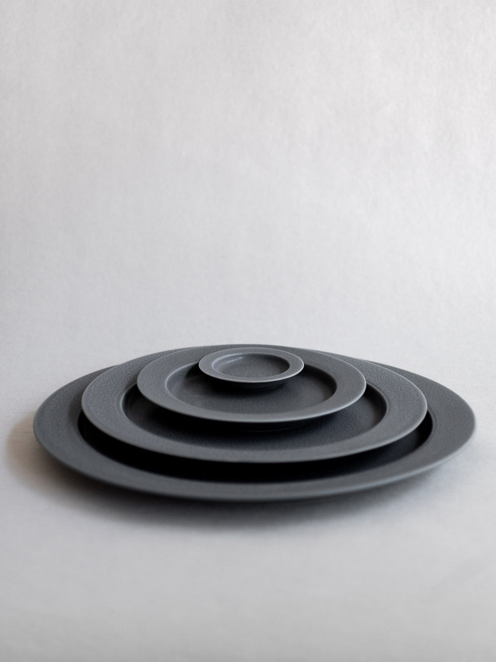 Unjour Plate – Rainy Grey