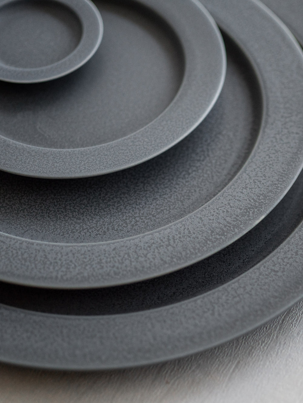 Unjour Plate – Rainy Grey