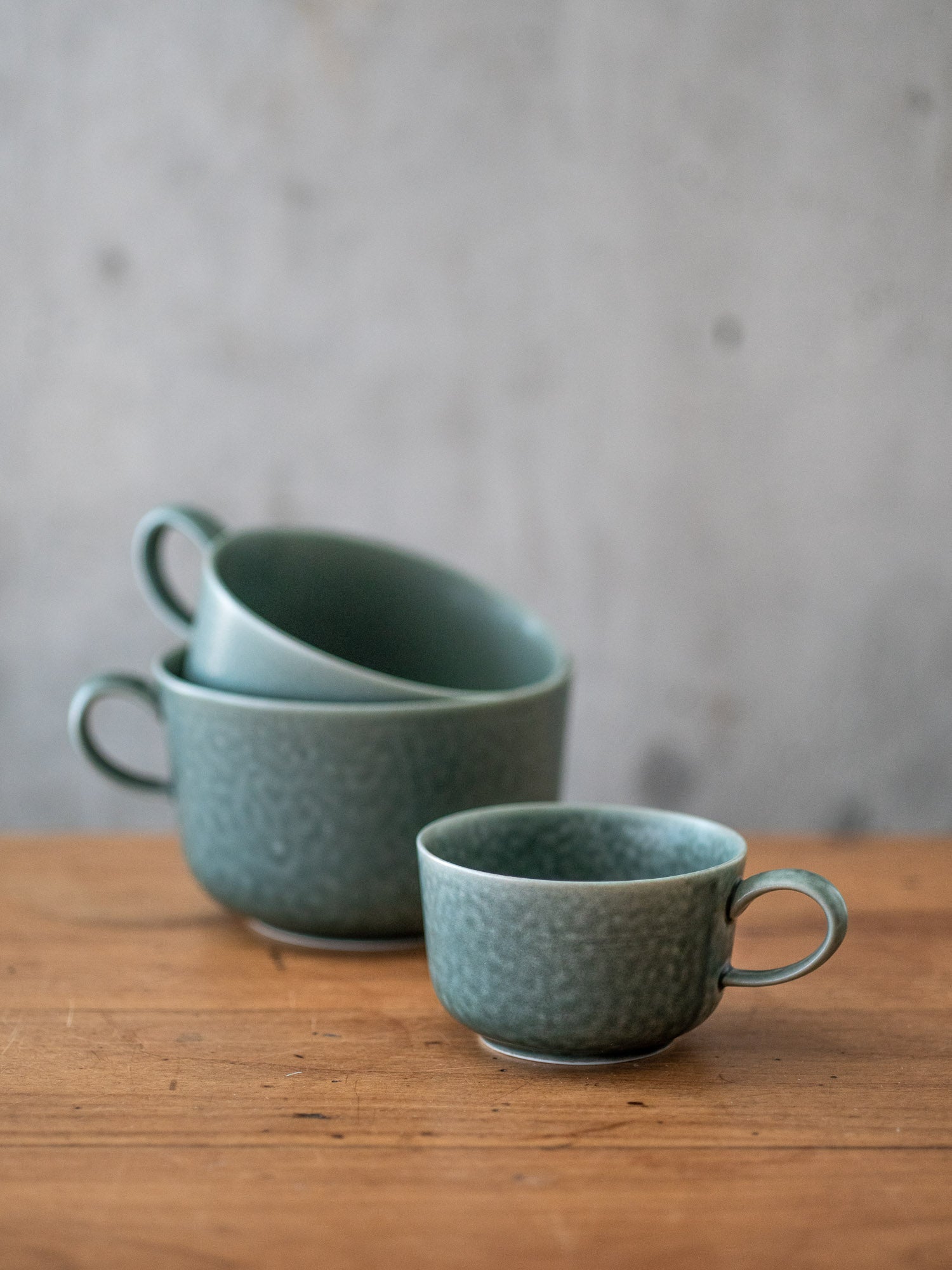 http://itsumo.ca/cdn/shop/files/yumiko-iihoshi-porcelain-reirabo-grey-cup.jpg?v=1695857938&width=2048