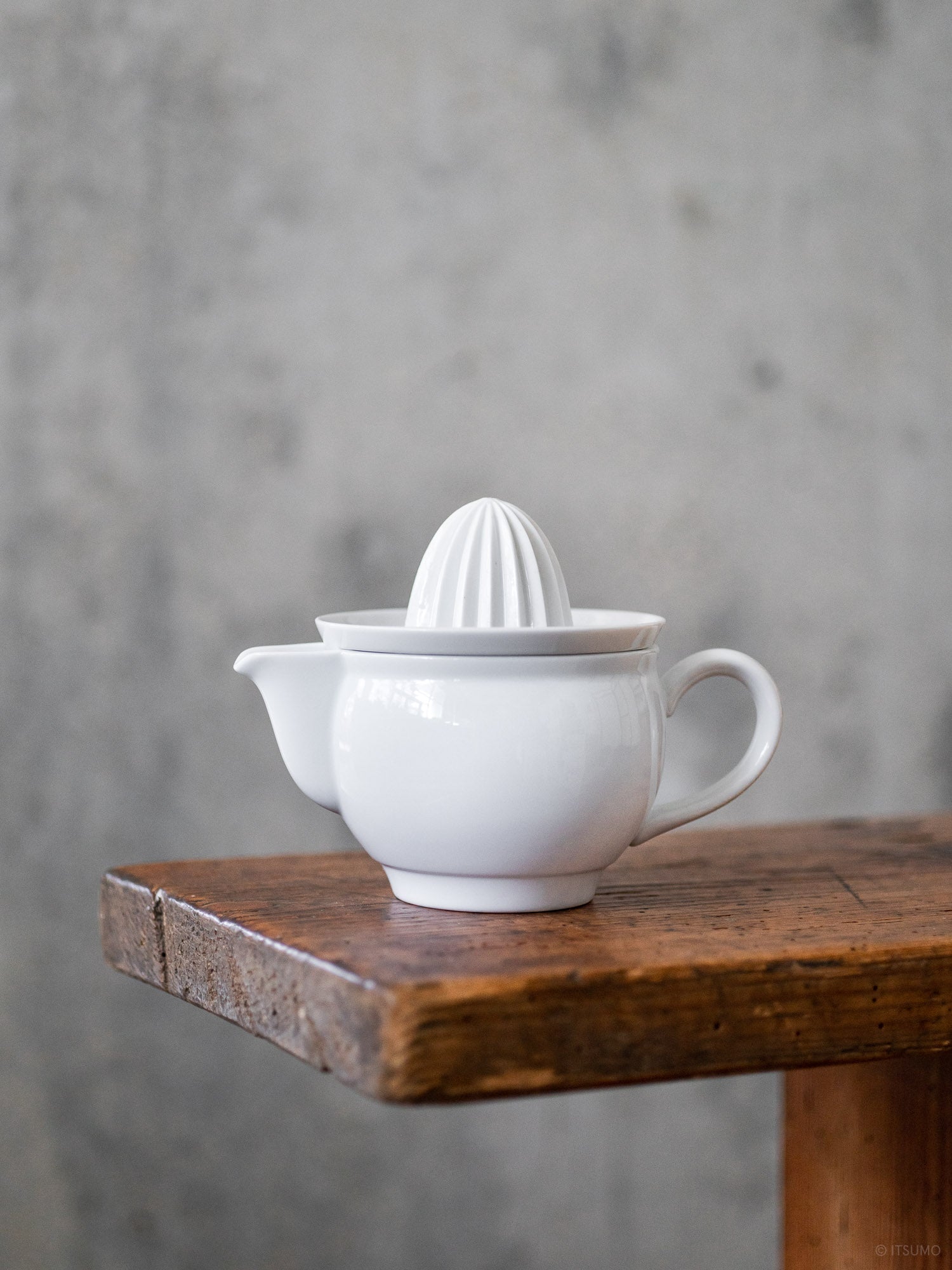 Azmaya ceramic citrus juicer in white porcelain