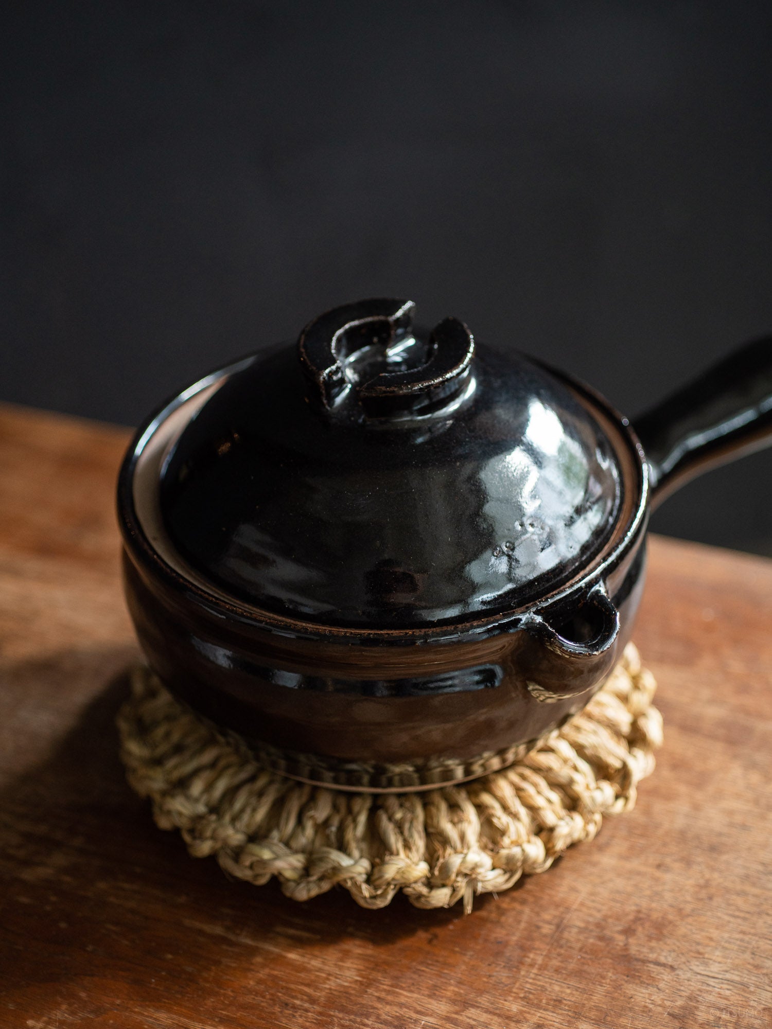 Azmaya's iga yukihira pot in kuroame glaze, handmade in Japan