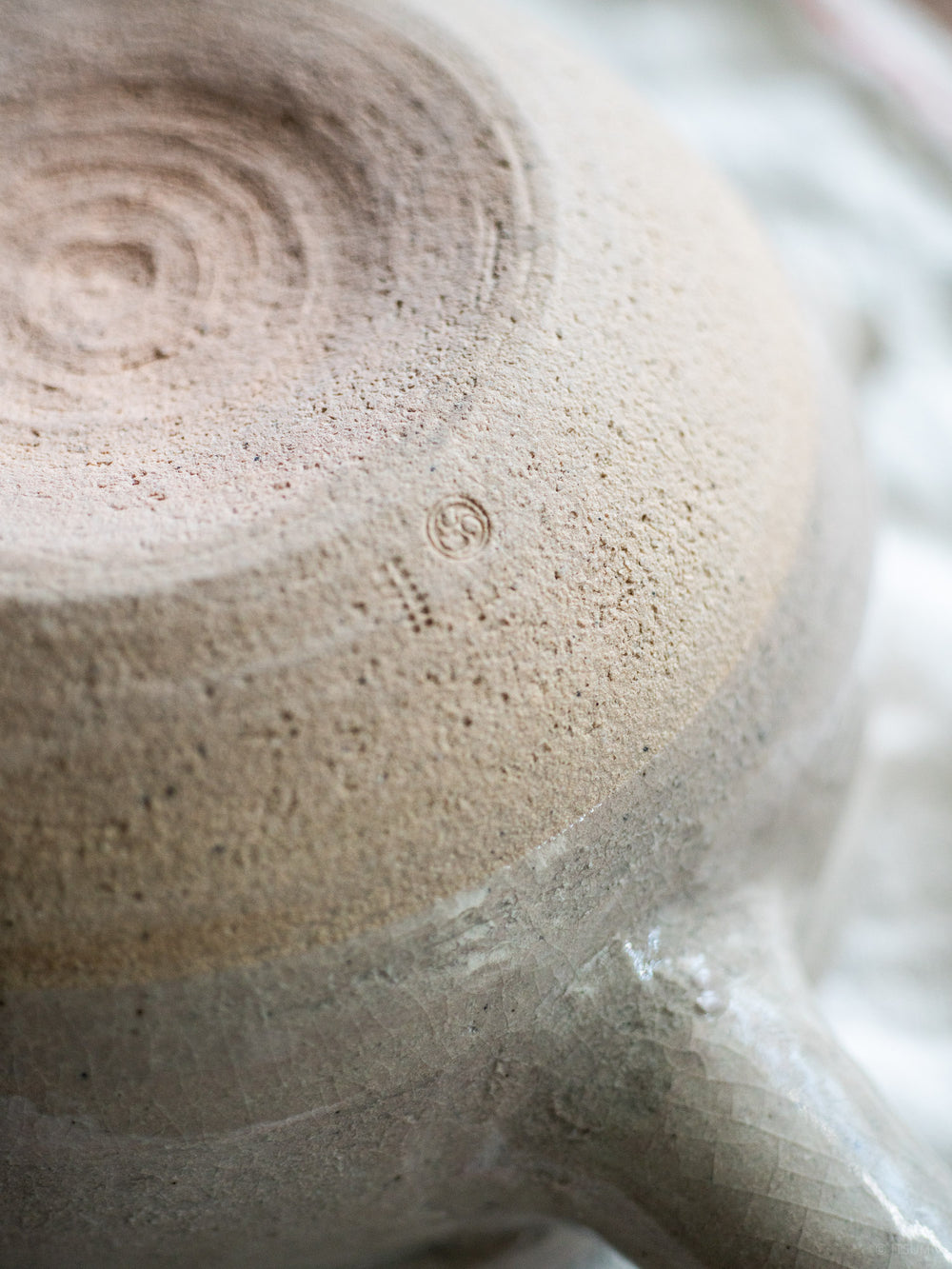 Bottom of Azmaya's iga yukihira pot in sekkai glaze showing an unglazed bottom with ceramic stamp