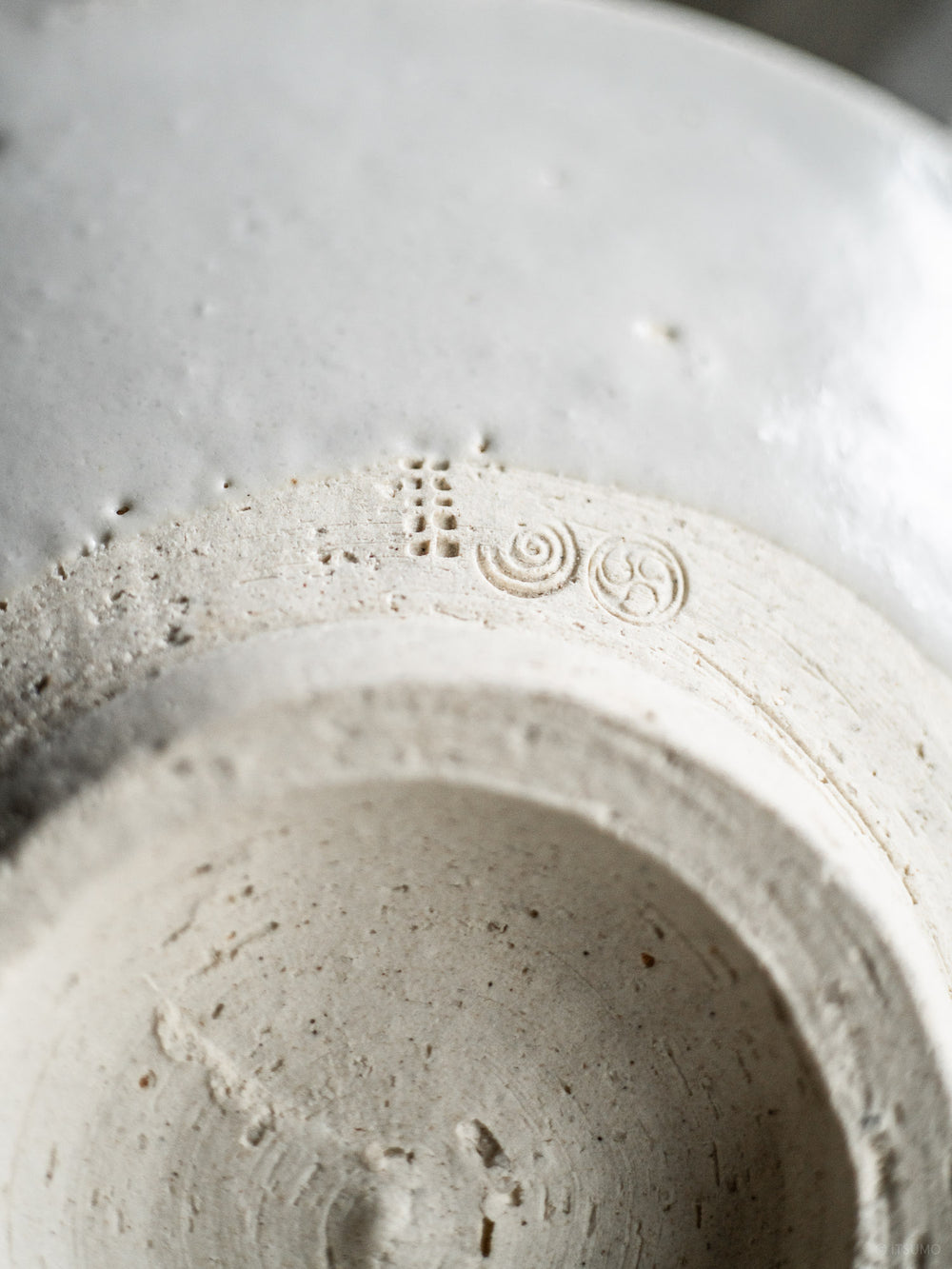 Bottom texture of Azmaya's iga ware ceramic plate in white shino glaze