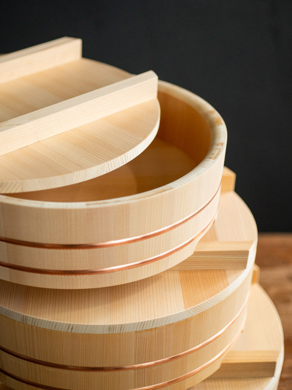 Close up wood grain detail on the Azmaya kiso sawara sushi rice mixing bowl