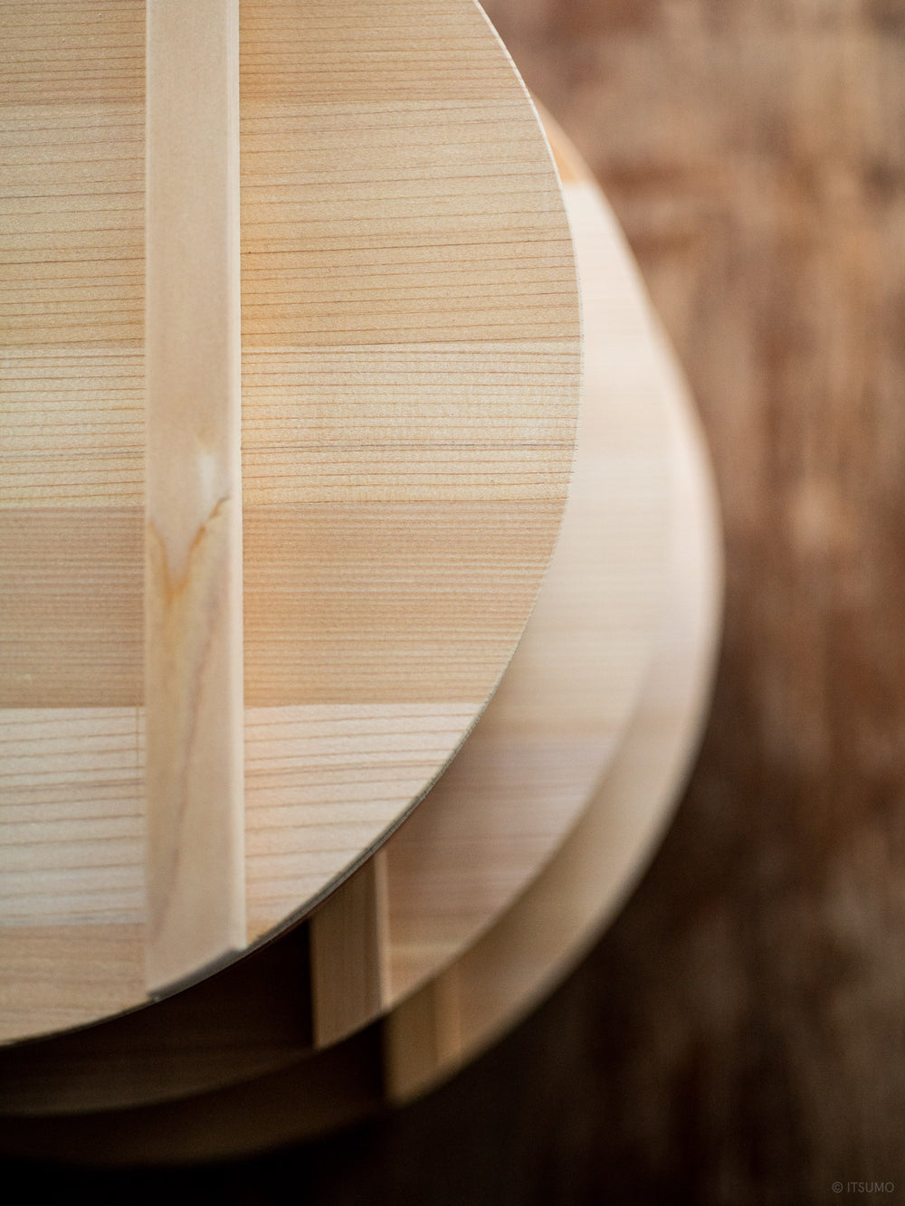 Wood grain detail on the lid of Azmaya's kiso sawara sushi rice mixing bowl