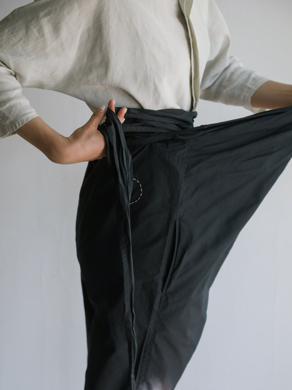 Suvin Cotton Broadcloth Wrapped Pants – Sandalwood Charcoal