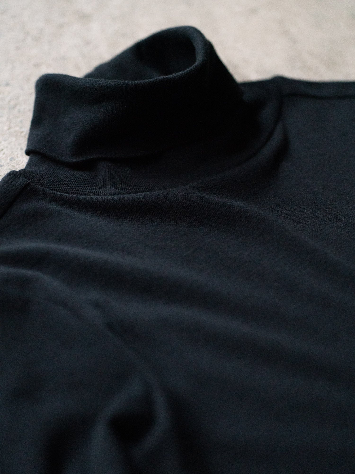Thin Cotton Turtleneck Shirt - Black