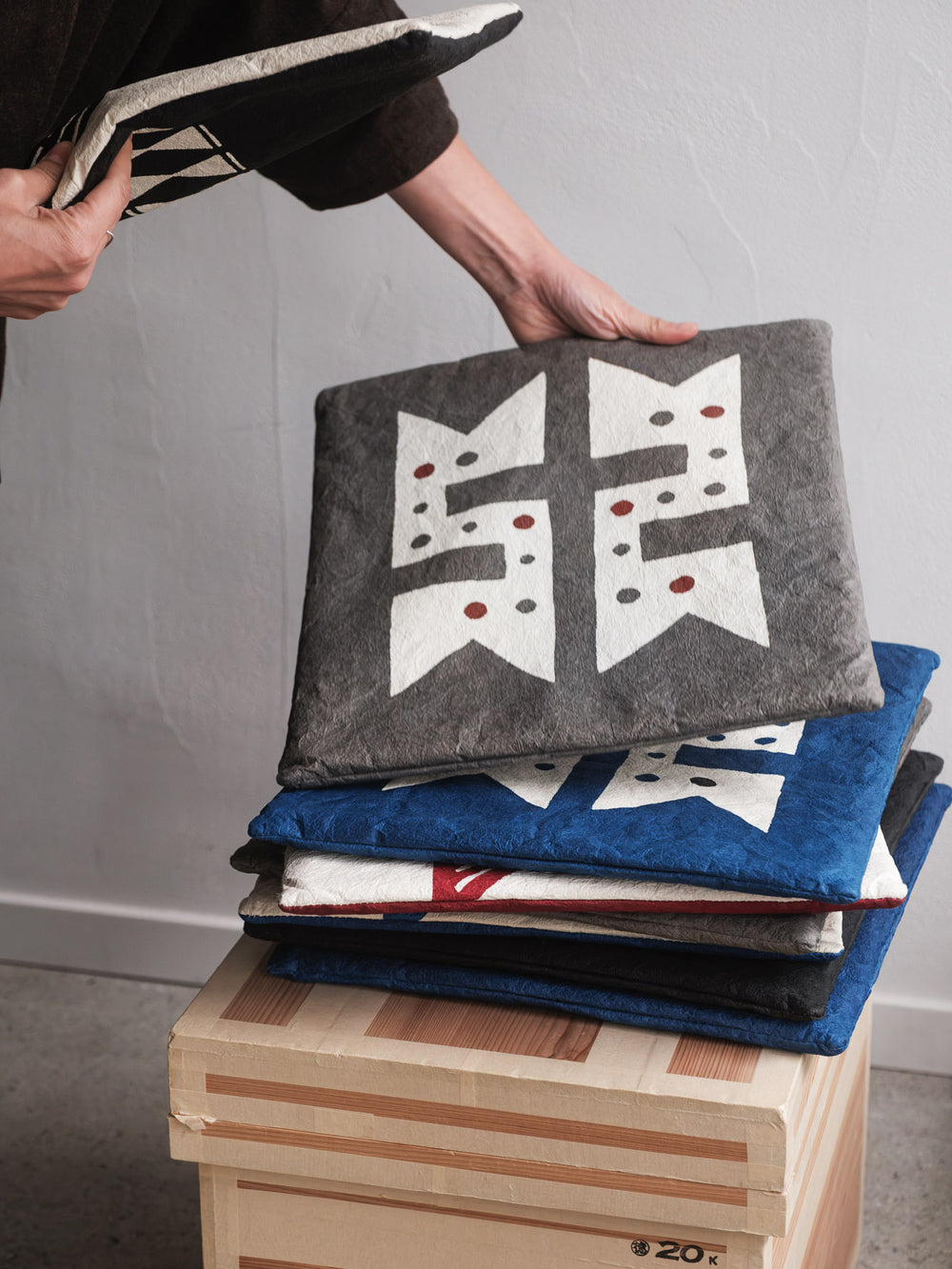 Washi Kakuza Paper Cushion – Design 3 Grey