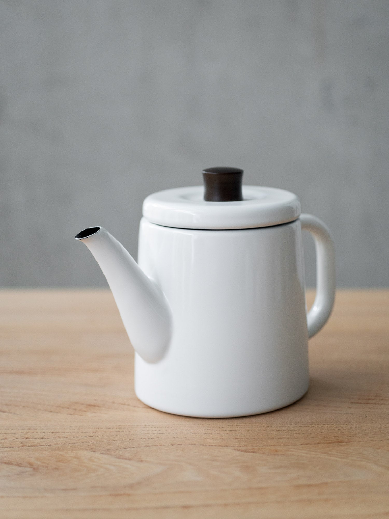 https://itsumo.ca/cdn/shop/files/noda-horo-pottle-white-enamel-teapot-2.jpg?v=1689814880&width=1500