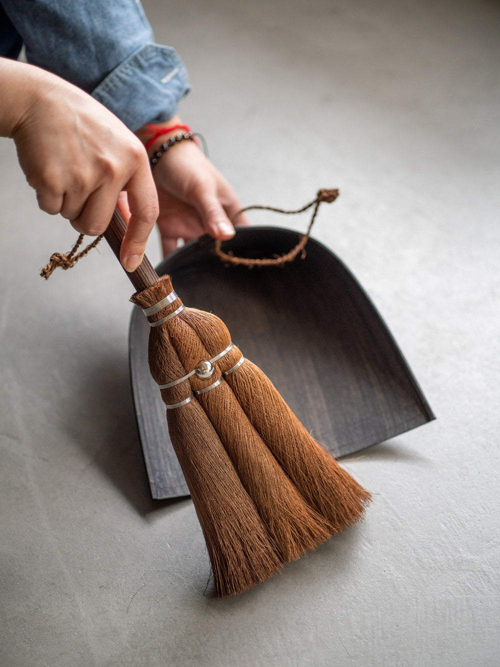 Shuro Handy Broom with Hinoki Handle